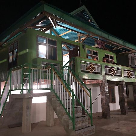 Dua Putri Komodo Homestay Eksteriør billede