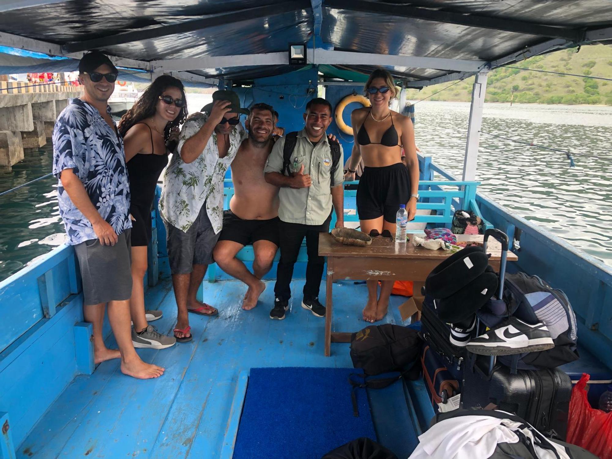 Dua Putri Komodo Homestay Eksteriør billede