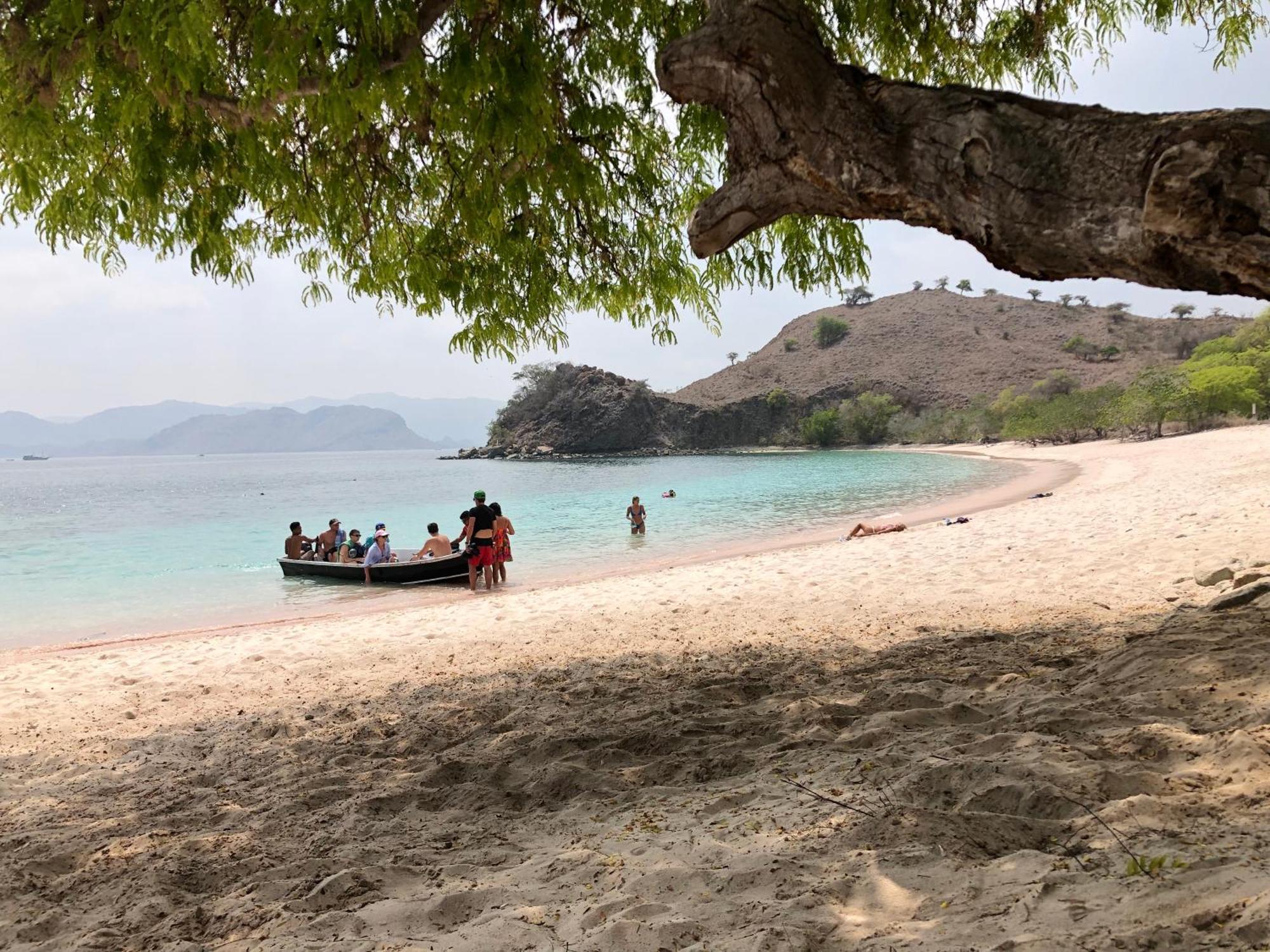 Dua Putri Komodo Homestay Eksteriør billede