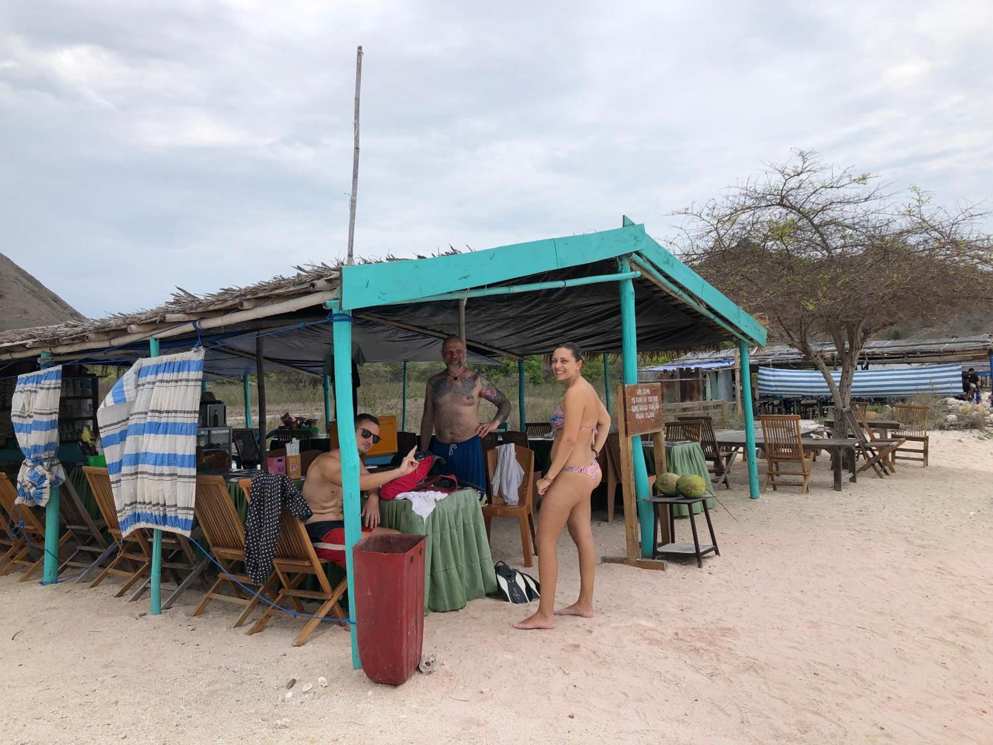 Dua Putri Komodo Homestay Eksteriør billede