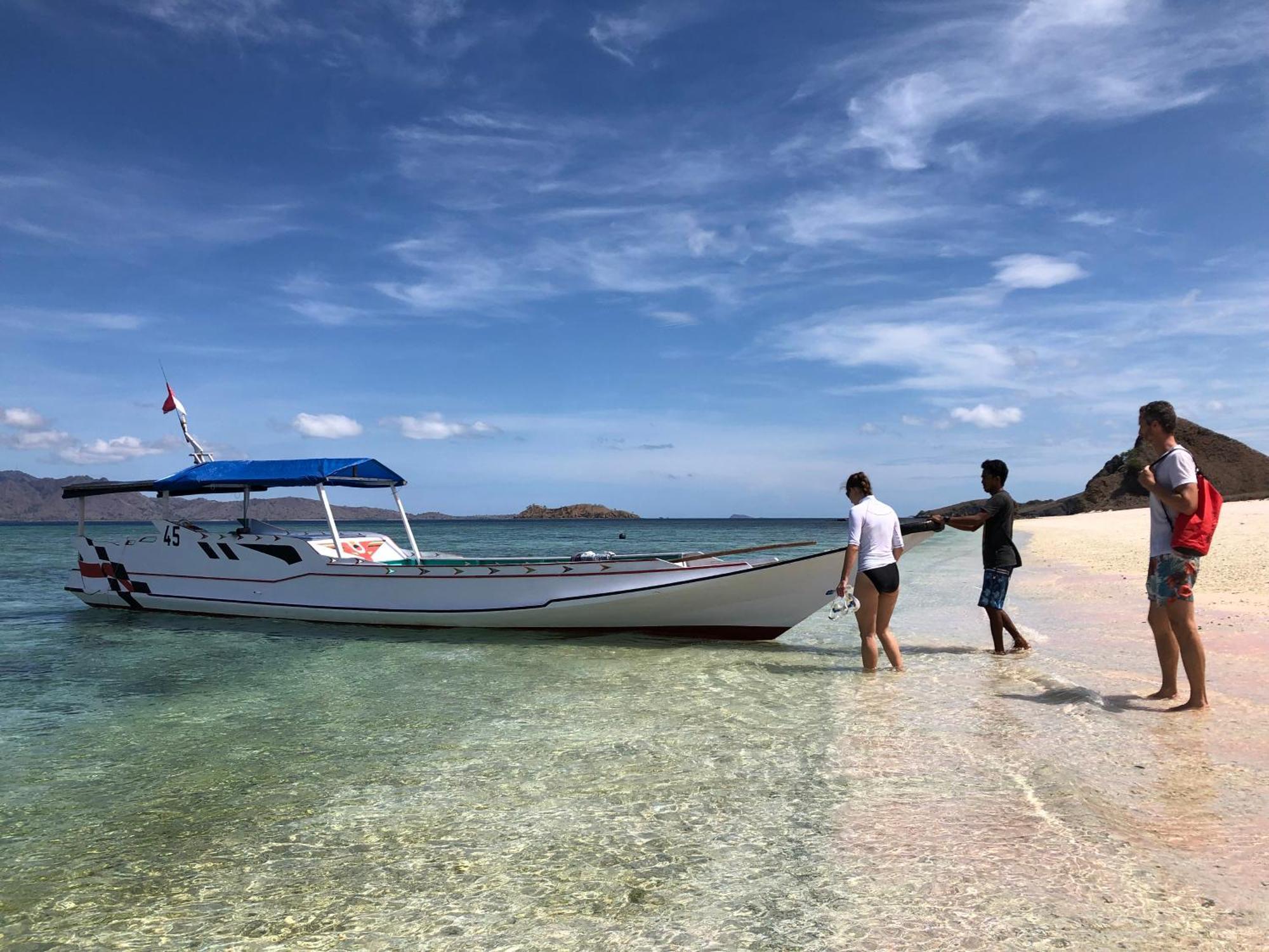 Dua Putri Komodo Homestay Eksteriør billede